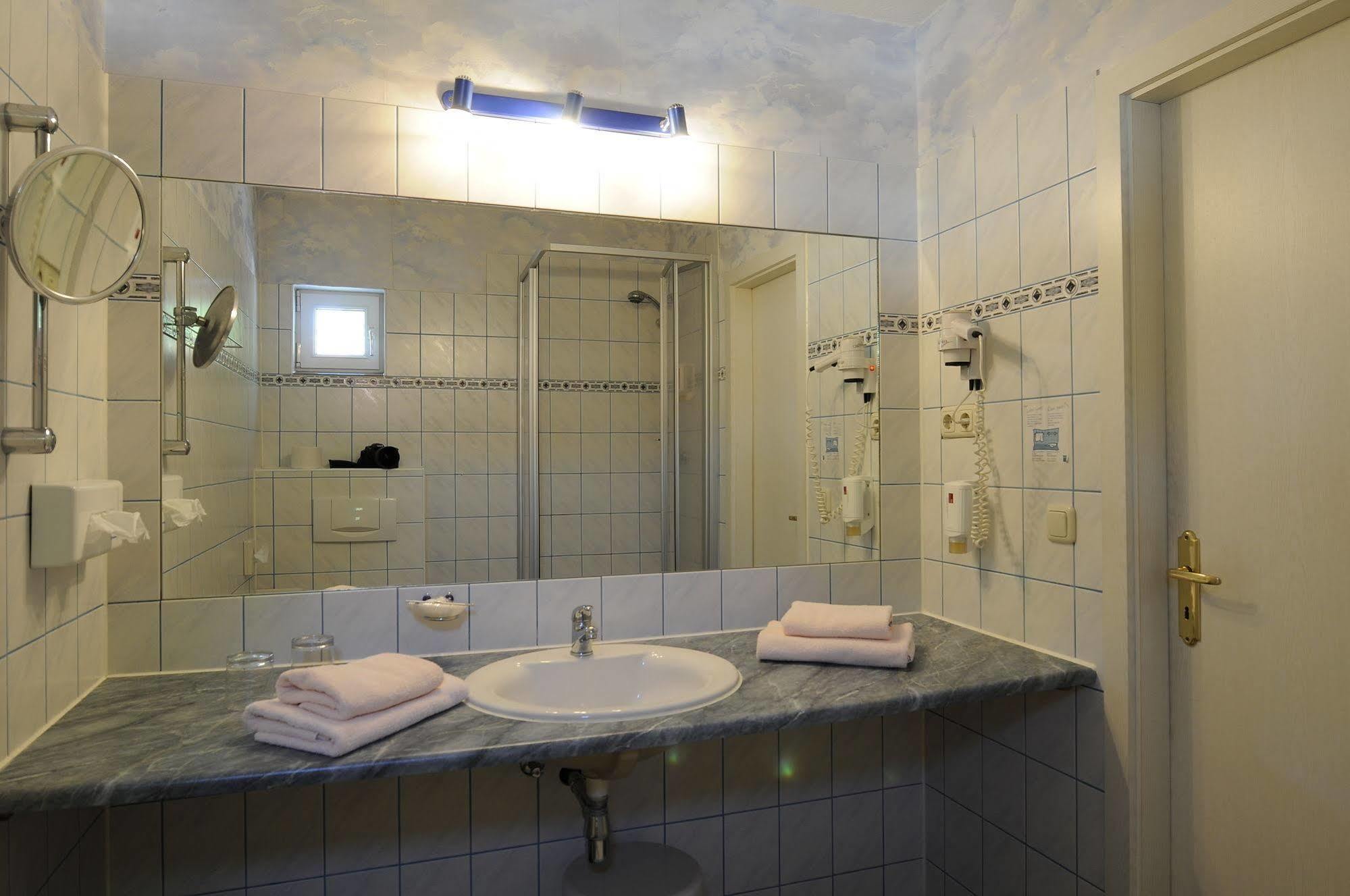 Hotel Am Alten Strom Rostock Exterior foto